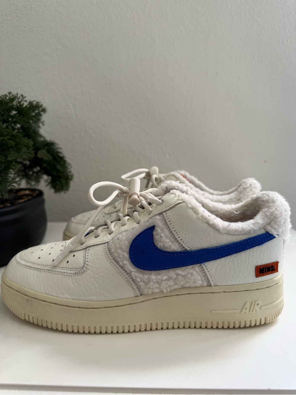 Nike Air for 1’07 low Sherpa fleece women size 8 Cream Sneakers with Blue - Picture 4 of 9